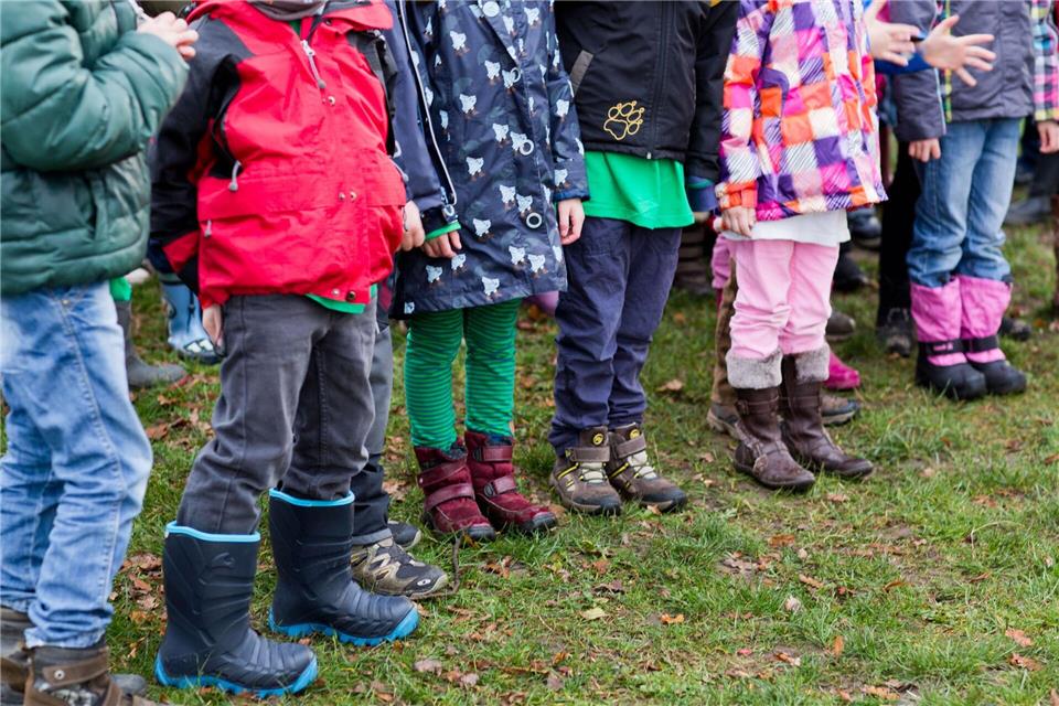 Warm halten und vor Ausrutschern schützen sollen Winterschuhe und -stiefel. Aber sie können auch zu stabil sein.Jens Büttner/dpa/dpa-tmn