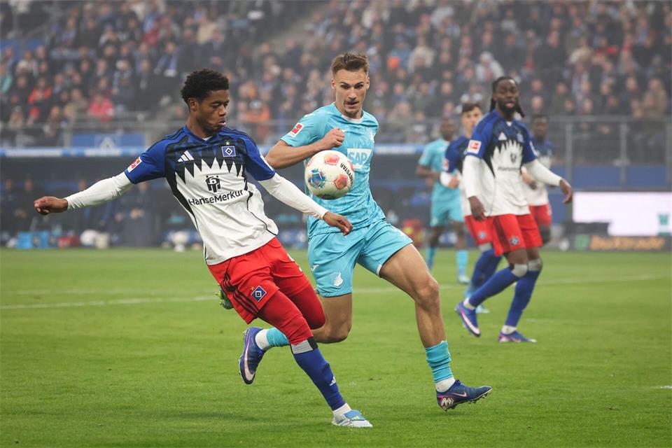 Warmed Omari (l.) vom Hamburger SV fehlt dem Club zum Pflichtspielauftakt. Christian Charisius/dpa
