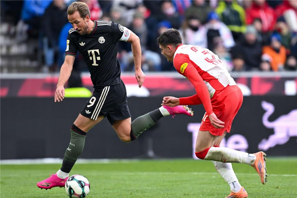 Warmlaufen für die Bundesliga: Harry Kane (l) in Salzburg in Aktion. Sven Hoppe/dpa