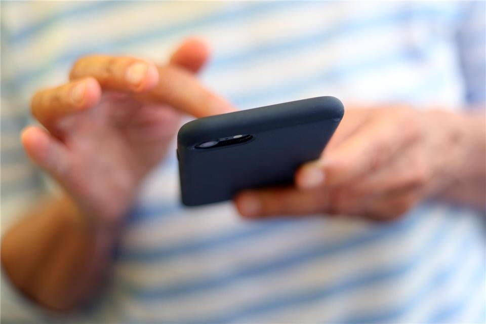 Warn-Apps auf Handys ergänzen konventionelle Sirenen. (Symbolbild)Karl-Josef Hildenbrand/dpa