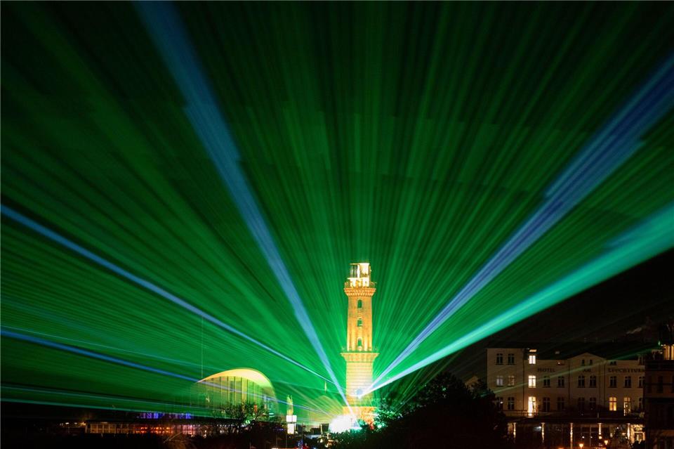 Warnemünder Turmleuchten am Leuchtturm von Warnemünde (Archivbild). Zum Jahreswechsel herrscht in Mecklenburg-Vorpommern erneut Hochbetrieb.Stefan Sauer/dpa