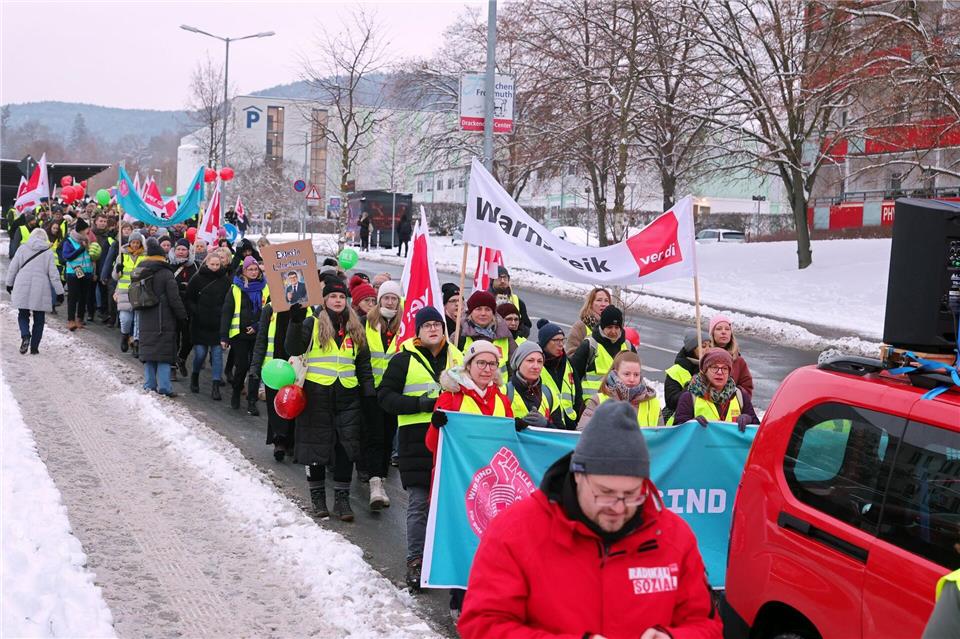 Warnstreik bei Eis und Schnee am 27. Januar am Uniklinikum Jena. Am Montag folgt der nächste Warnstreik. (Archivbild)Bodo Schackow/dpa