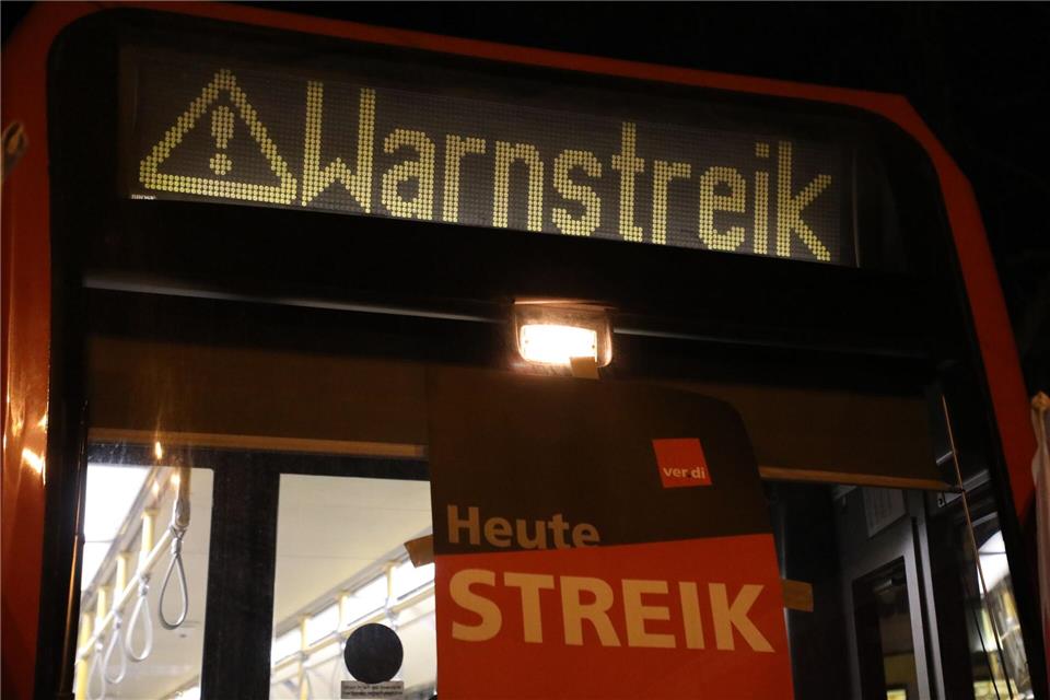 „Warnstreik“ steht auf der Anzeige einer Stadtbahn in Köln.Sascha Thelen/dpa