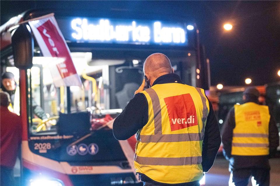 Warnstreikende an einem Bonner Busdepot.Benjamin Westhoff/dpa
