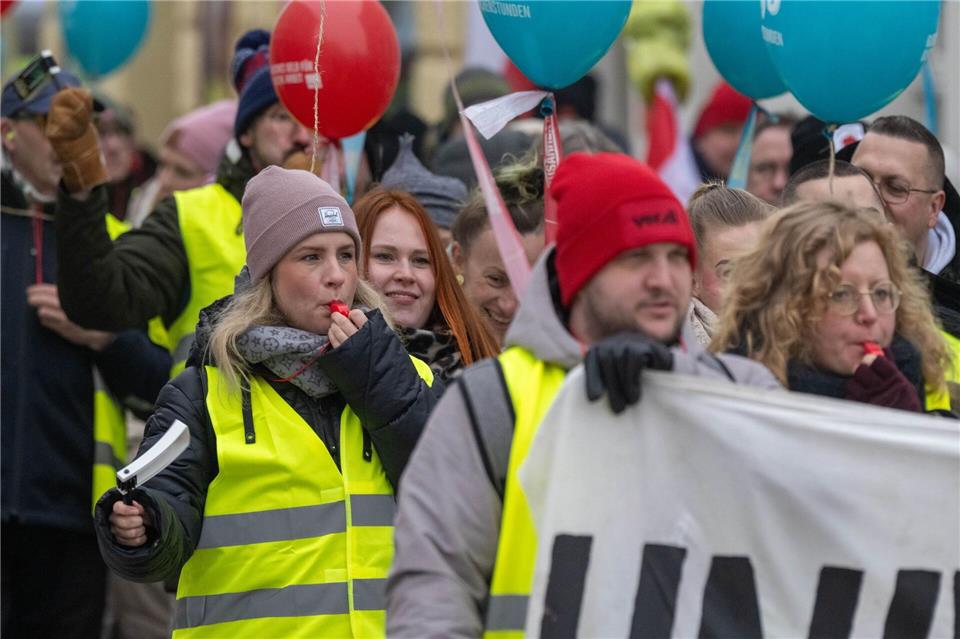 Warnstreiks sollen den Druck auf die Arbeitgeber erhöhen. (Archivbild)Stefan Sauer/dpa