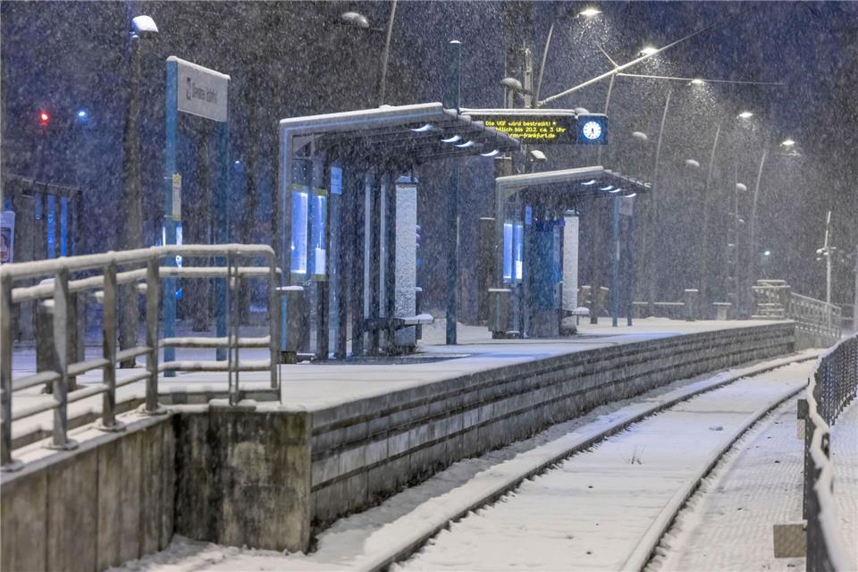 Warnstreiks und heftige Schneefälle haben viele Pendler am Morgen in Frankfurt und anderen Städten Hessens getroffen. Helmut Fricke/dpa