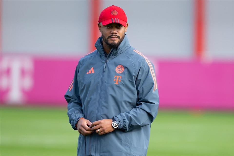 Bayern reist zum Schlusslicht - Schwere Aufgabe für Augsburg Warnt vor Gegner Gladbach: Bayern-Trainer Vincent Kompany.Sven Hoppe/dpa