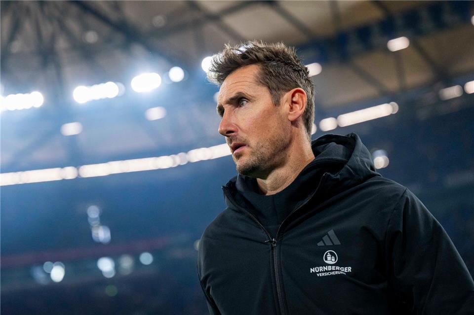 Warnt vor der „Wucht“ auf Schalke: Trainer Klose. (Archivbild)David Inderlied/dpa