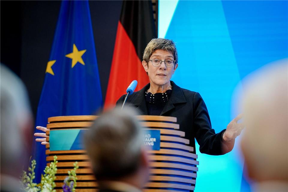 Warnt vor einem Liebäugeln mit dem Koalitionsbruch: Kramp-Karrenbauer. (Archivbild)Kay Nietfeld/dpa