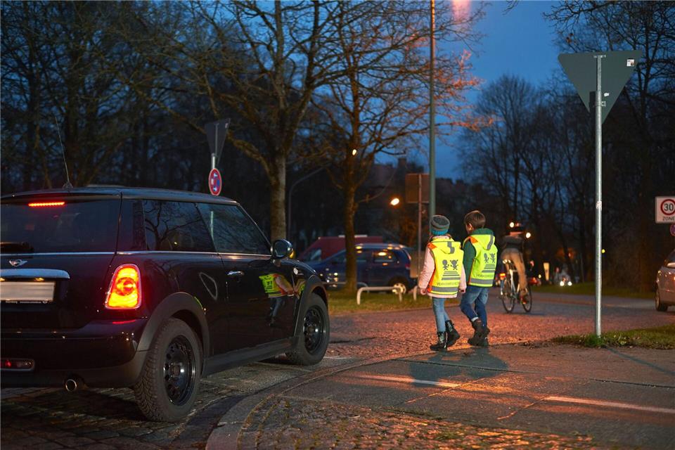 Warnwesten für Kinder versprechen mehr Sicherheit im Straßenverkehr. Doch längst nicht jedes Modell erfüllt diesen Anspruch.ADAC/Edward Gröger/dpa-tmn