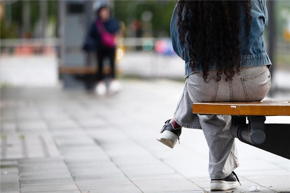 Warten auf den Bus zur Arbeit? Junge Menschen stellen oft Anforderungen an ihre Arbeit, wie ein Recht auf Homeoffice. (Symbolbild)picture alliance/dpa