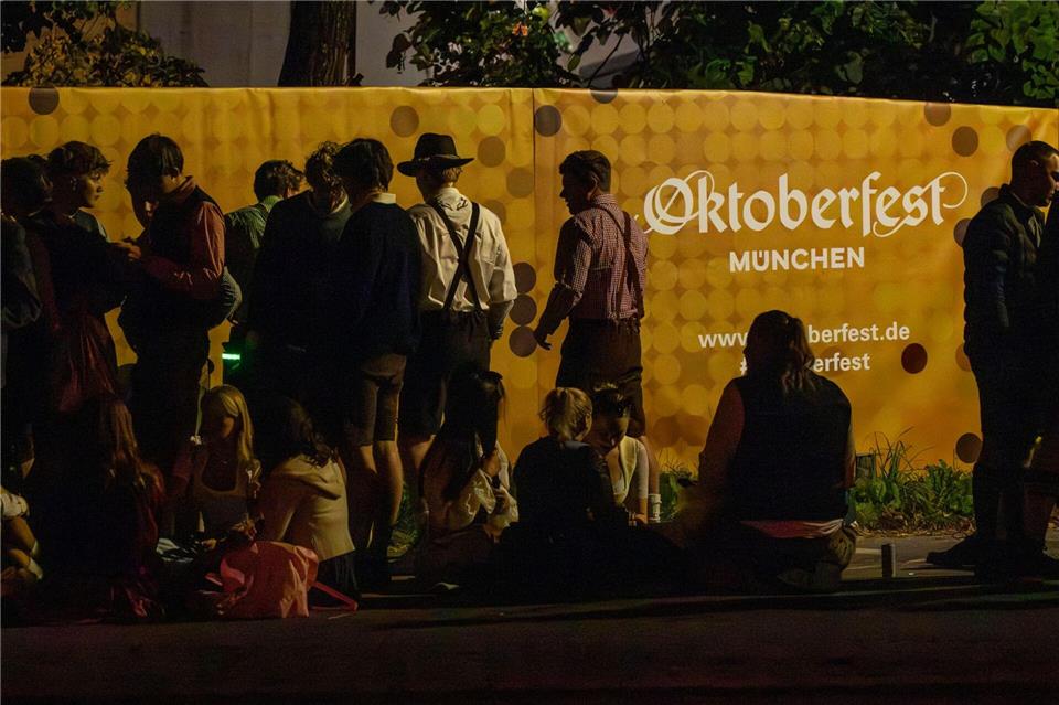 Bilder des Tages Warten auf den Start des OktoberfestesPeter Kneffel/dpa