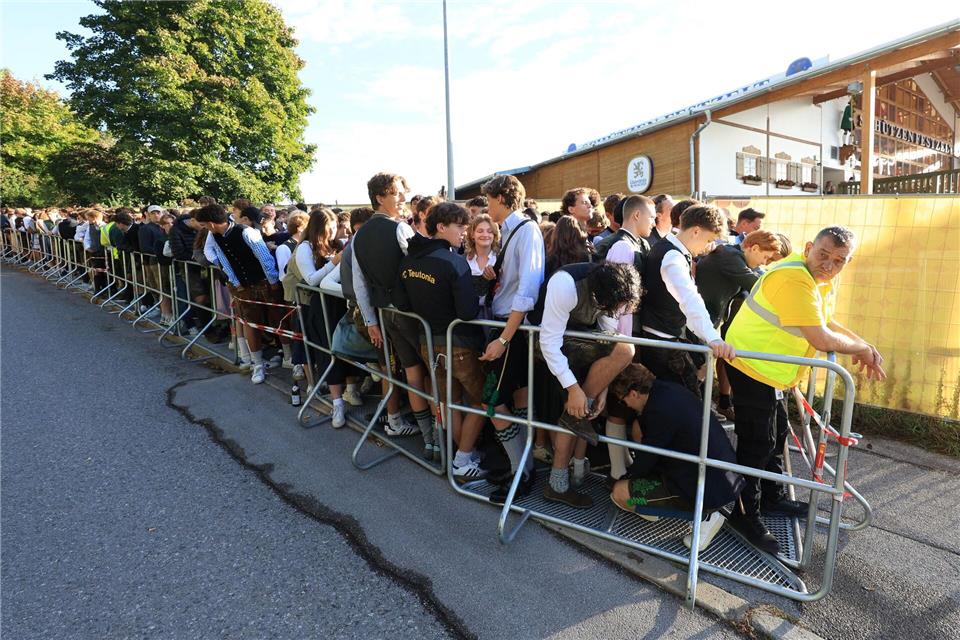 Erst warten, dann rennen – Gäste dürfen aufs Wiesn-Gelände Warten auf den Start des Oktoberfests.Karl-Josef Hildenbrand/dpa