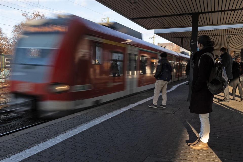 Warten auf die S-Bahn – für Fahrgäste Alltag. (Archivbild)Hannes P. Albert/dpa