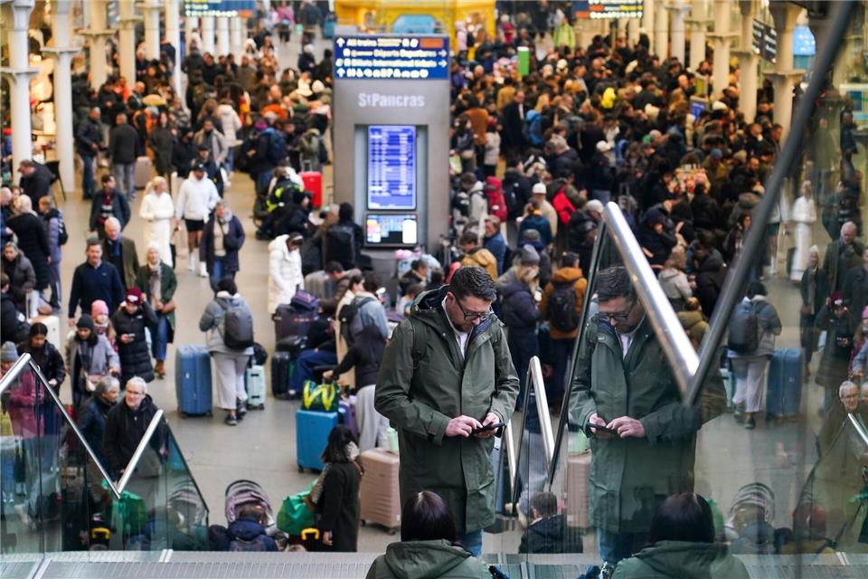 Warten und Hoffen: Die Störung im Bahnverkehr durchkreuzt die Pläne vieler ReisenderAlberto Pezzali/AP/dpa