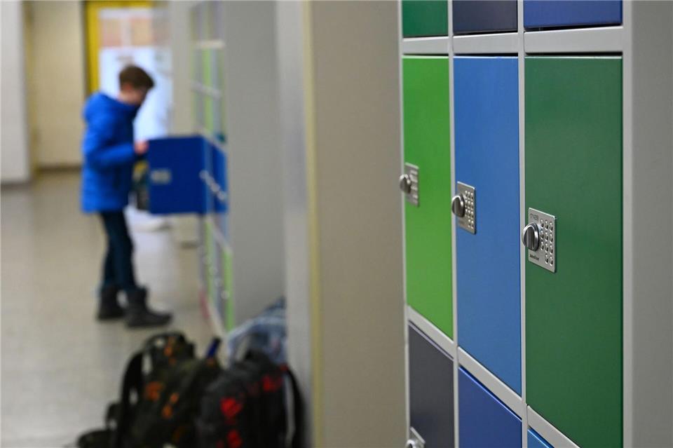 Warum Kinder manchmal der Schule fernbleiben und was dagegen getan werden kann, untersucht in Schleswig-Holstein eine Studie. (Symbolbild)Michael Brandt/dpa