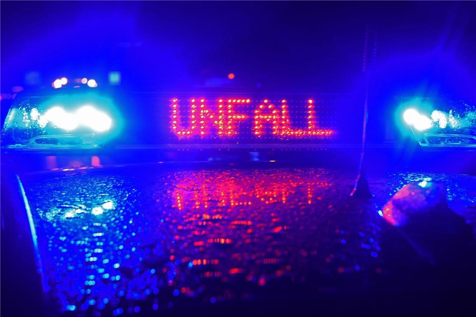 Warum beide Autos in der Kurve von der Straße abkamen, war zunächst unklar. (Symbolbild)Stefan Puchner/dpa