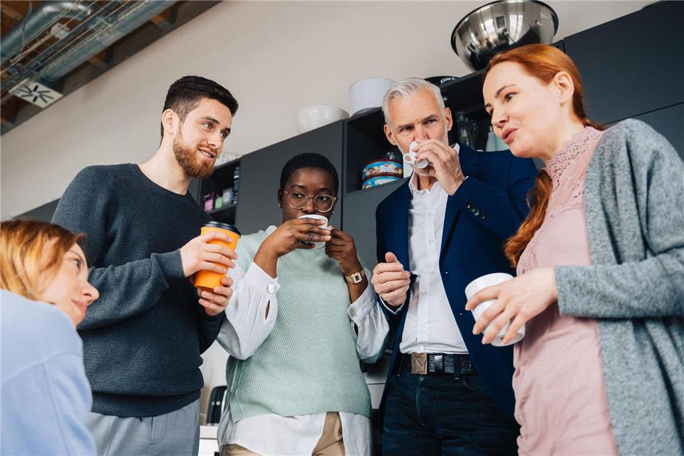 Warum bekommt die Kollegin den Bonus, man selbst aber nicht? Neid im Job kann Ansporn sein, aber auch in Missgunst umschlagen.picture alliance / dpa-tmn