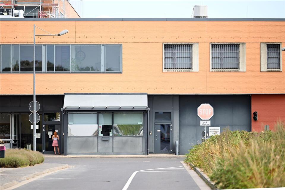 Warum blieb eine Razzia in der JVA Willich wochenlang geheim? Dazu muss NRW-Justizminister Benjamin Limbach Stellung beziehen.Federico Gambarini/dpa