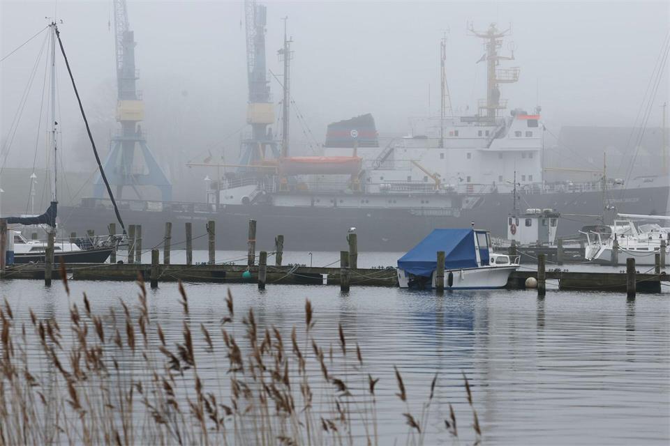 Warum das Boot gesunken ist, ist noch unklar. (Symbolbild)Bernd Wüstneck/dpa