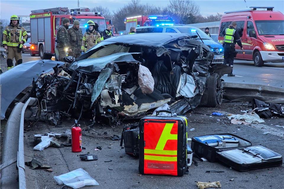 Warum der Autofahrer auf der A2 mit seinem Wagen gegen eine Schallschutzmauer prallte, war noch unklar.Max Lametz/dpa