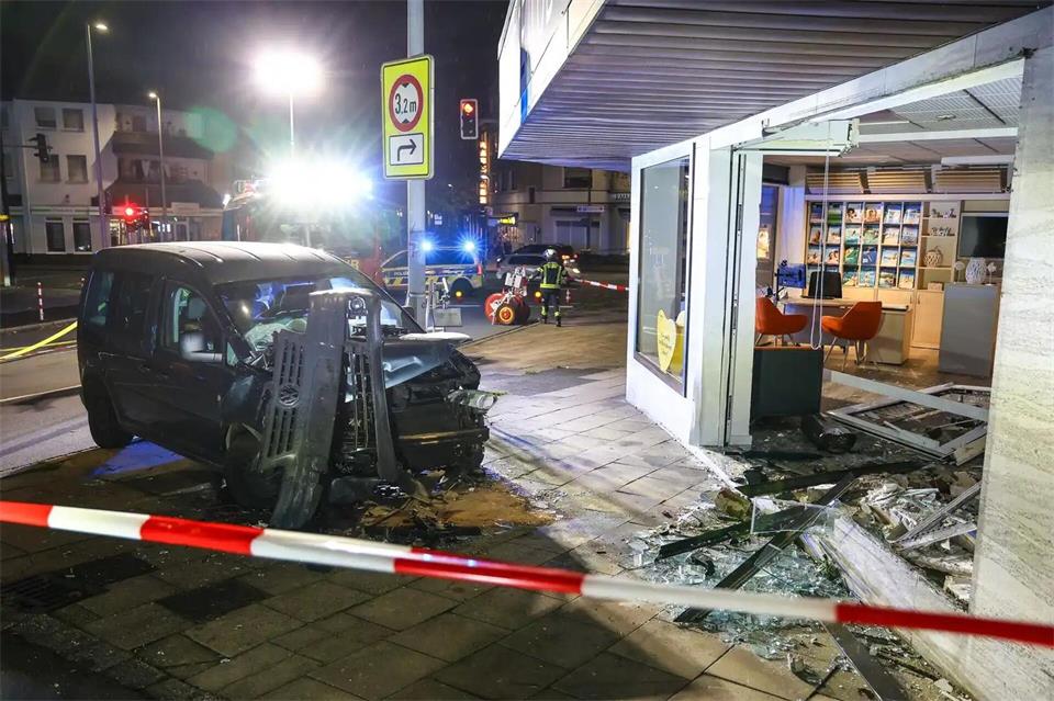 Warum der Mann die Kontrolle über sein Auto verlor, blieb zunächst unklar.Alex Talash/dpa