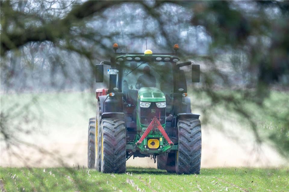 Warum der Traktor von der Fahrbahn abkam, ist bislang unklar. (Symbolbild)Jens Büttner/dpa