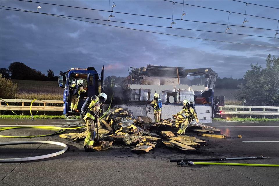 Warum die Dämmwolle in Brand geraten war, war zunächst unklar. Polizei Ratzeburg/dpa