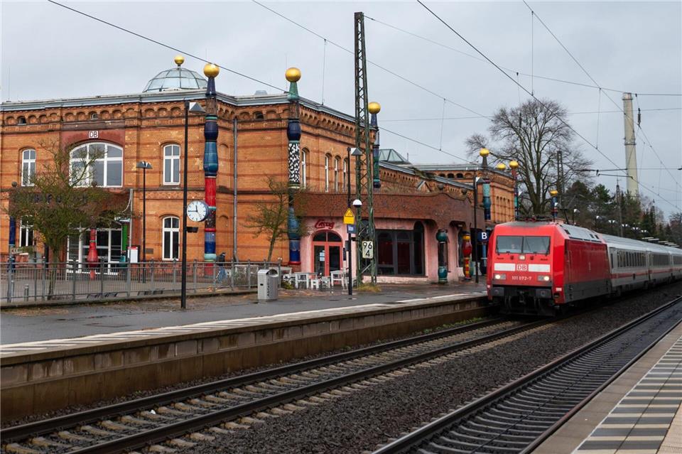 Warum die Oberleitung in Uelzen kaputt gegangen ist, war zunächst unklar. Ein umgefallener Baum soll es nicht gewesen sein, sagte eine Bahnsprecherin. Philipp Schulze/dpa
