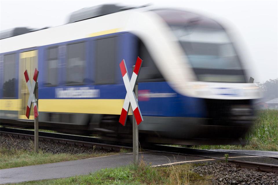 Warum es zu dem Unfall an dem unbeschrankten Bahnübergang kam, ist unklar. (Symbolbild)picture alliance / dpa