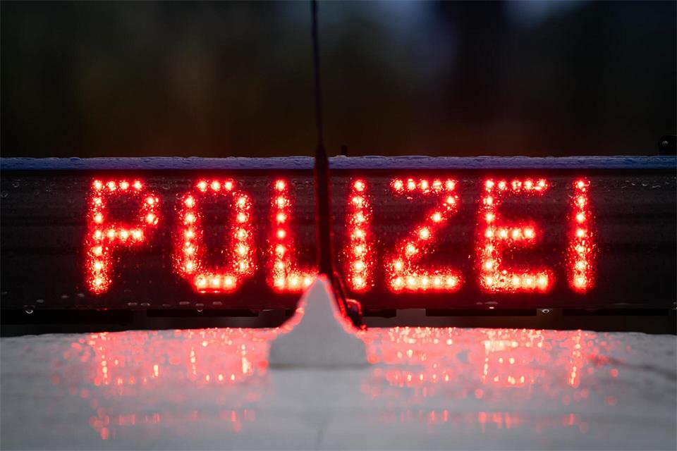 Warum es zu dem Unfall kam, war zunächst unklar. (Symbolbild)Soeren Stache/dpa