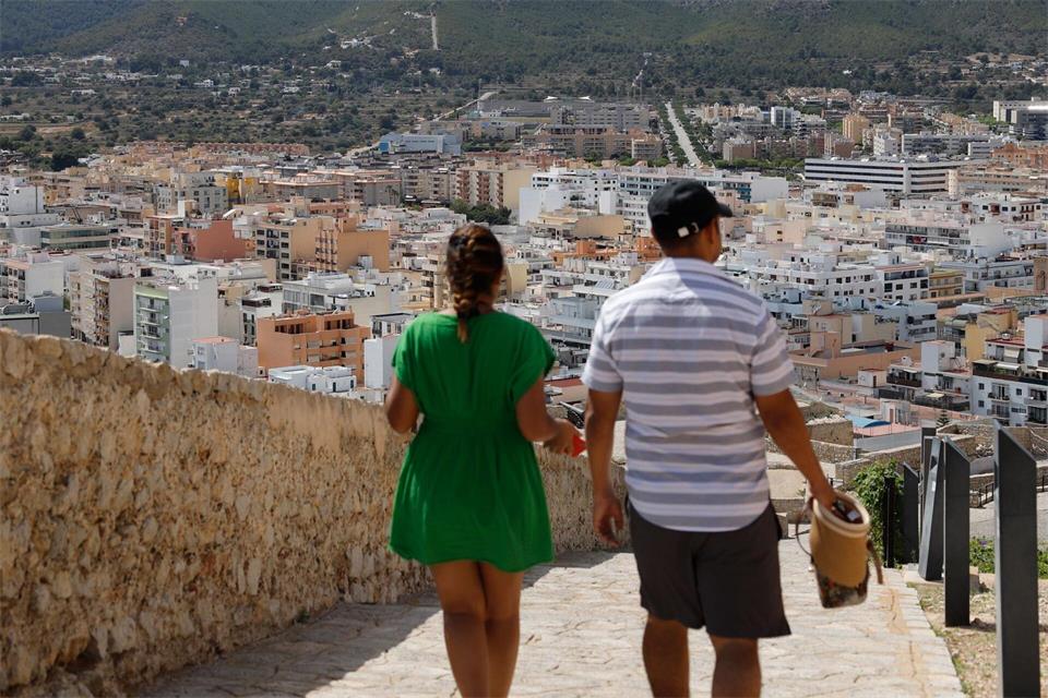 Warum nicht? - Nach dem Shoppen ein kleiner Sparziergang über die Hügel von Ibiza Stadt.Clara Margais/dpa