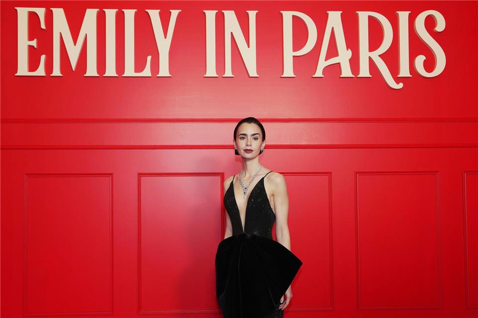 Was Emily (Lily Collins) in der letzten Staffel wohl erleben wird? (Archivbild)Aurelien Morissard/AP/dpa