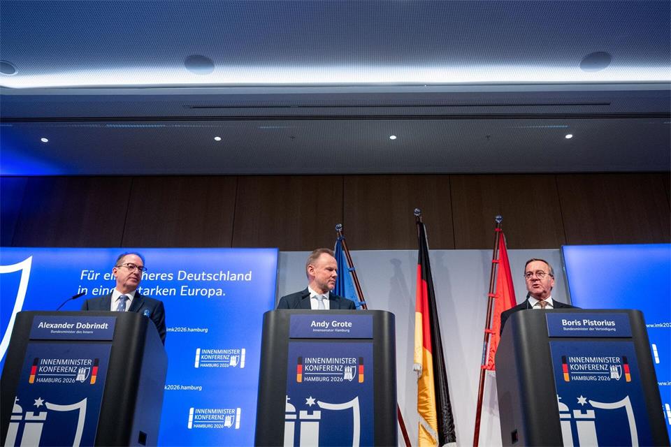 Was Firmen oder Sicherheitsfirmen mit Spezialfähigkeiten künftig erlaubt sein soll, um wichtige Einrichtungen zu schützen, werde aktuell innerhalb der Bundesregierung und mit den Ländern besprochen, heißt es aus dem Bundesinnenministerium. (Archivbild)Daniel Bockwoldt/dpa