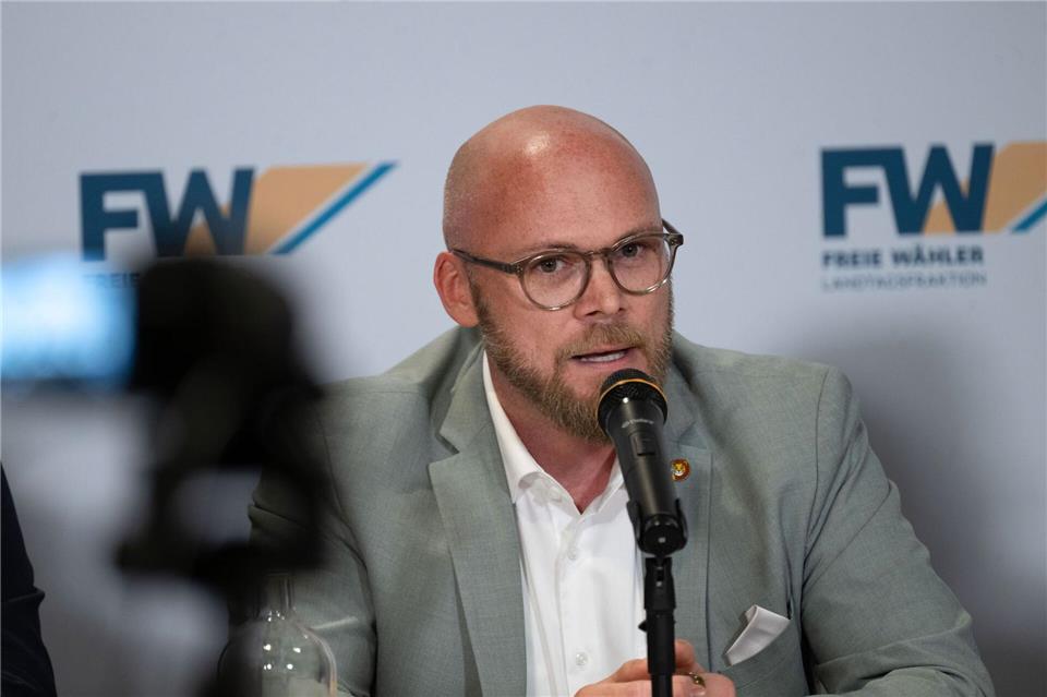 Was am Stammtisch kriminell sei, müsse auch im Netz sanktioniert werden können, sagt Bayerns Digitalminister Fabian Mehring. (Archivbild)Pia Bayer/dpa