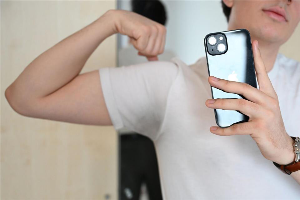 Was auf Tiktok als sexy gilt, ist ganz unterschiedlich: So können auch normale Aufgaben wie Kochen oder Holz hacken sexualisiert werden. (Symbolbild)Elisa Schu/dpa