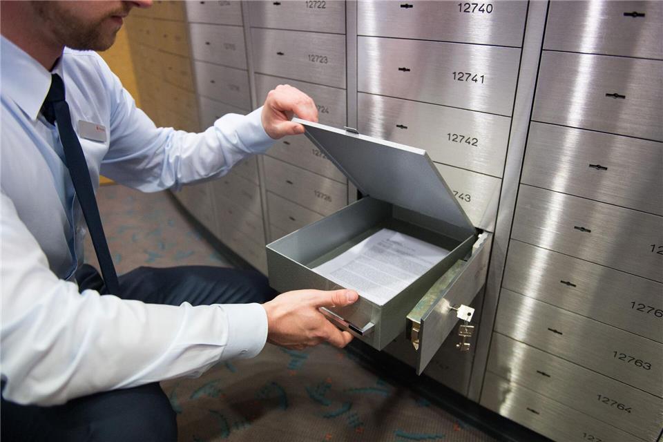 Was befindet sich eigentlich im Bankschließfach? Außer dem Inhaber selbst können das nur Personen wissen, denen dieser die Informationen anvertraut hat.Daniel Reinhardt/dpa
