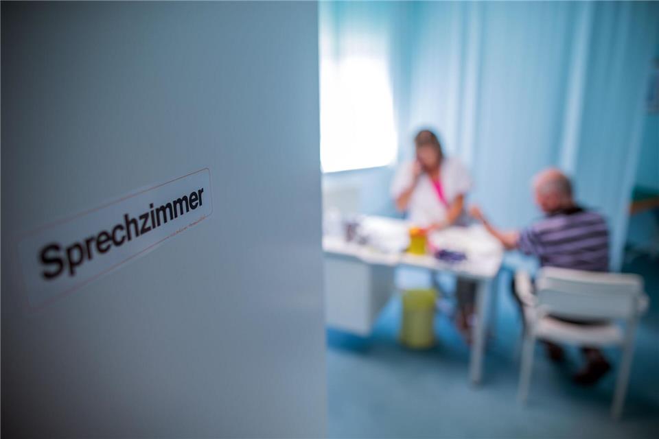 Was beim Arzt besprochen wird, bleibt auch beim Arzt. Bricht dieser seine Schweigepflicht, kann er sich strafbar machen.picture alliance/dpa/dpa-Zentralbild