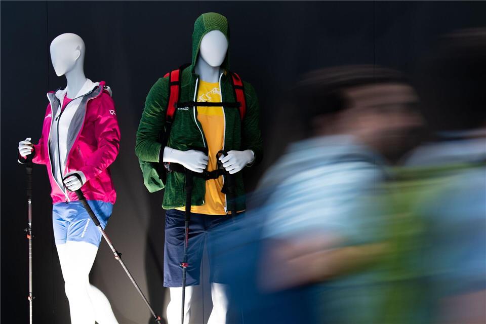 Was brauche ich wirklich? Wer die erste Outdoor-Ausstattung kaufen will, macht sich am besten eine durchdachte Liste.picture alliance/dpa