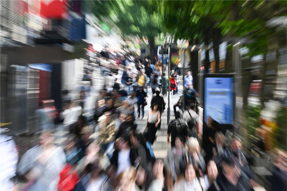 Was braucht es für Zusammenhalt in der Gesellschaft? Etwas anderes als die „Stadtbild“-Aussagen von Merz, sagen Kritiker aus Rheinland-Pfalz. (Archivfoto)Bernd Weißbrod/dpa