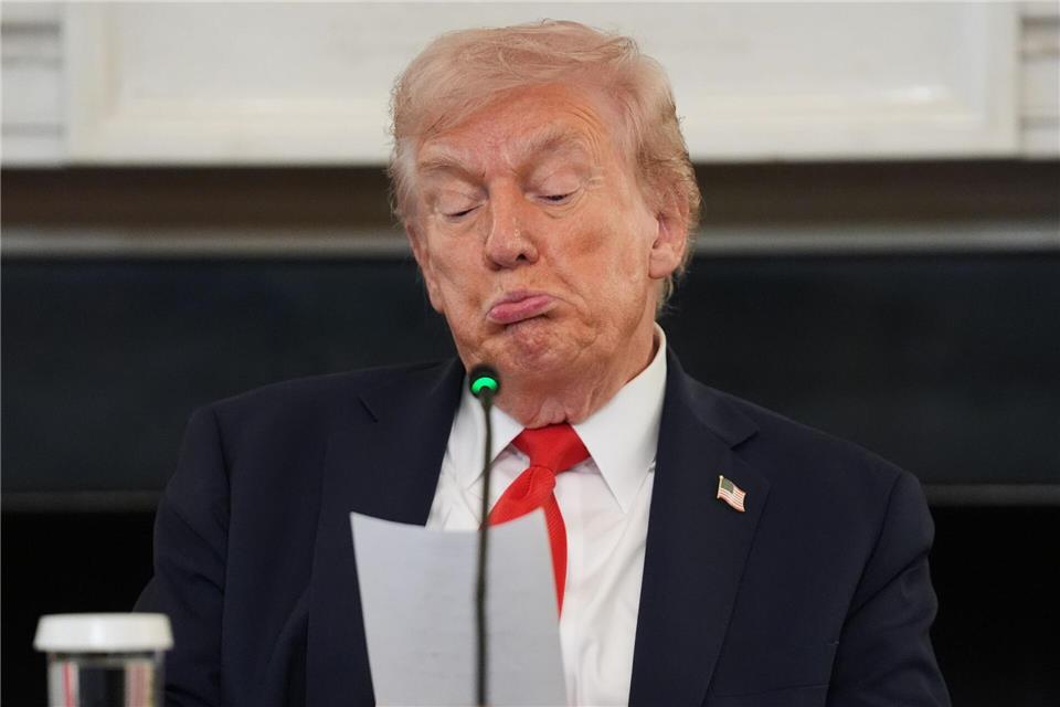 Was da wohl drinsteht? - Trump liest Notiz von Rubio im Weißen HausEvan Vucci/AP/dpa