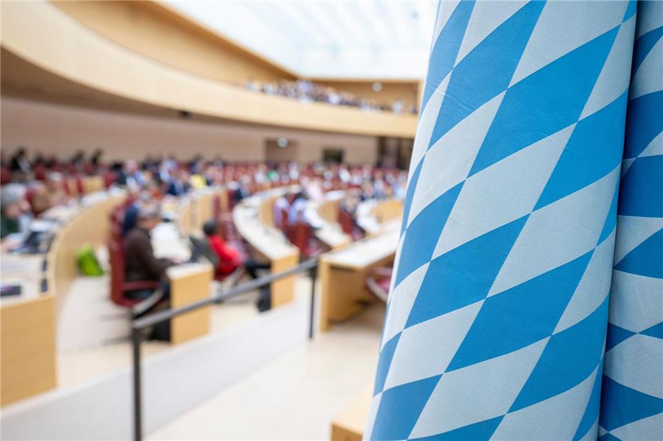 Was darf die Opposition - und was dürfen ihr die Regierungsfraktionen verweigern? Dazu gibt es ein neues Urteil. (Archivbild)Peter Kneffel/dpa