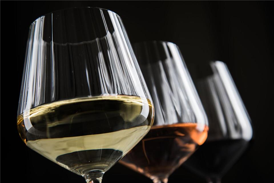 Was darf es sein? Die Auswahl an alkoholfreien Weinen wächst. picture alliance / dpa-tmn