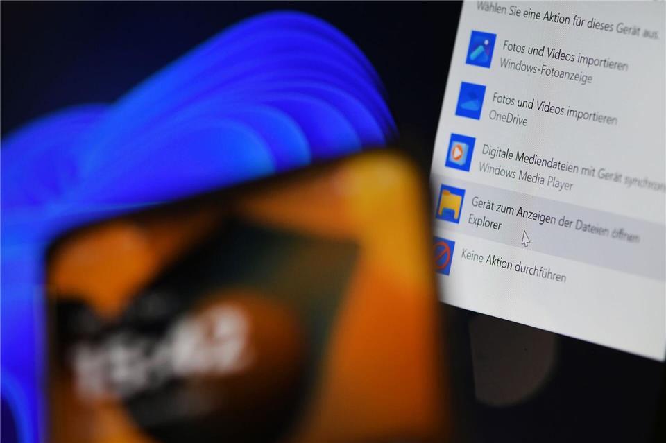 Was darf es sein? Kabelt man Smartphone und PC zusammen, fragt der Rechner nach, wie weit die Freundschaft gehen darf. Wer nichts auswählt, bekommt „nur“ Strom.Franziska Gabbert/dpa-tmn
