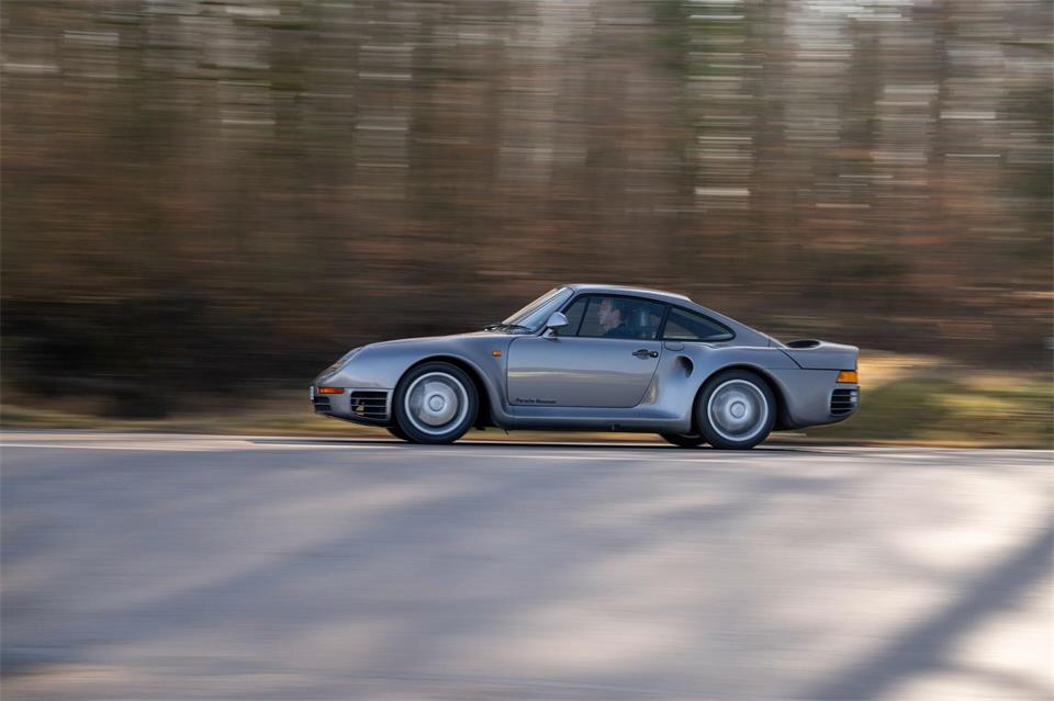 Was den Autor am meisten beeindruckt: Mit welcher Selbstverständlichkeit der 959 die Leistung auf die Straße bringt - noch heute.Deniz Calagan/Porsche AG/dpa-tmn