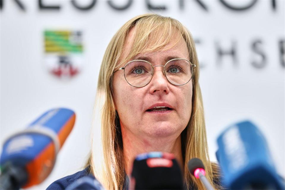 „Was diese Vereinbarung von BSW und AfD bedeutet, heißt schlichtweg Koalition“, sagt Linken-Fraktionschefin Eva von Angern. (Archivbild)Jan Woitas/dpa