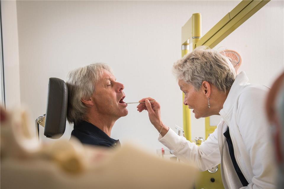 Krankmeldung: Was ist erlaubt und was nicht? Was fehlt ihnen denn? Arbeitgeber haben zwar grundsätzlich keinen Anspruch auf Mitteilung von Diagnosen oder Symptomen, dürfen aber ohne Gründe die Vorlage eines ärztlichen Attests verlangen.picture alliance/dpa/dpa-tmn