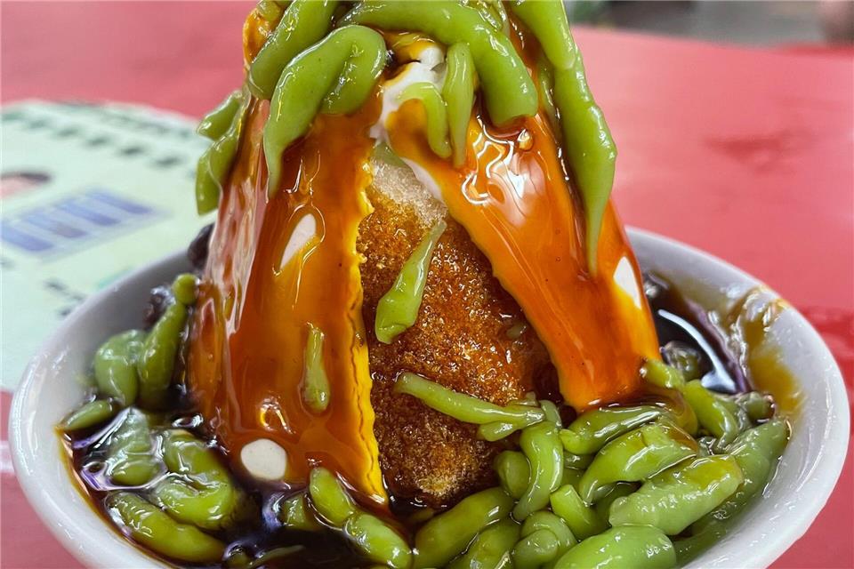 Was für ein süßer Berg: Der Klassiker Ice Kacang besteht aus frisch geschabtem Eis mit süßen roten Bohnen, Mais, Erdnusswürfeln und Palmfruchtstücken. Manuel Meyer/dpa-tmn