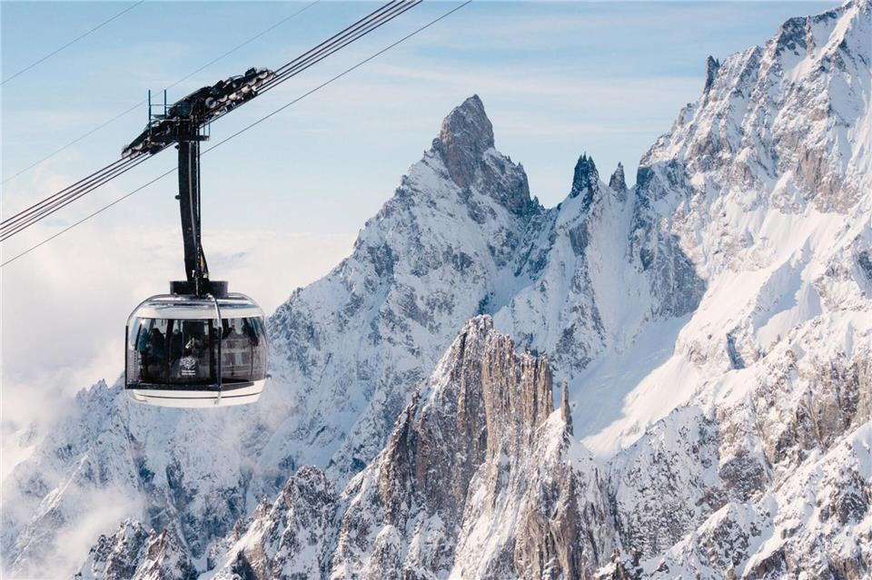 Was für eine Ästhetik: Die Skyway Monte Bianco im Aostatal fährt drehend hinauf ins Mont-Blanc-Massiv.Marco Valmarana/Skyway Monte Bianco/dpa-tmn
