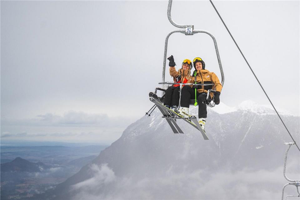 Was für eine Aussicht! Der Skiurlaub ist für viele ein fester Bestandteil des Jahreskalenders.picture alliance / dpa-tmn
